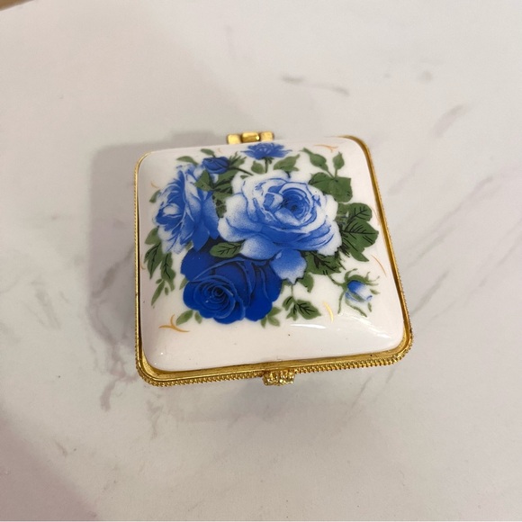 Porcelain Hinged Lid Trinket Box Blue Roses Gold Tone Trim Amanda Wingfield - Picture 2 of 6